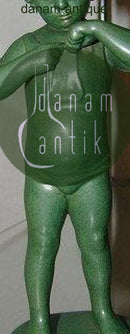 Ipsens Enke Figur af Pige der binder skjorte af Adda Bonfils