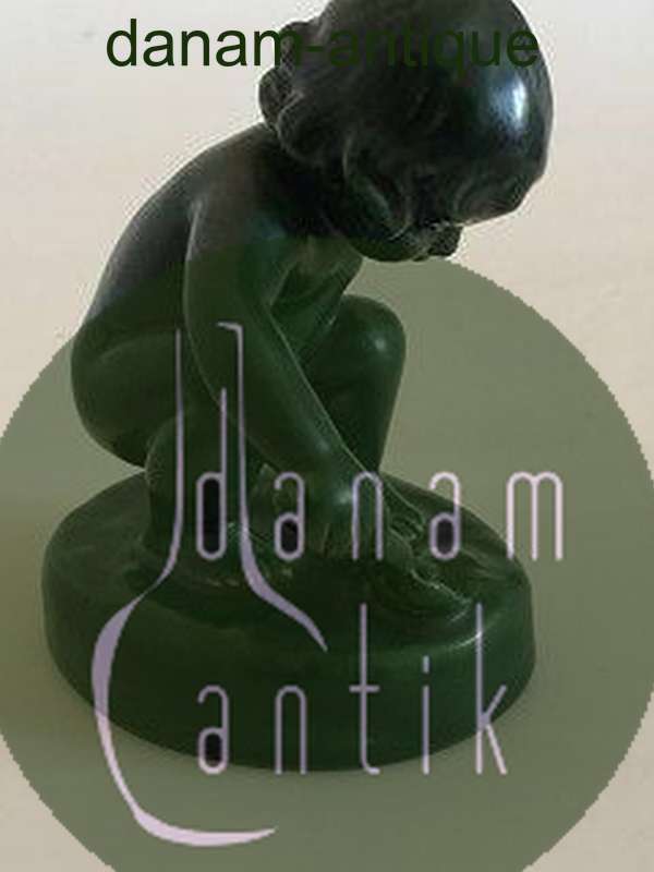 P. Ipsens Enke Keramisk Figurine af Lille Pige med Skovl i Grøn Glasur No 889