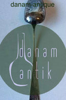 Großer Servierlöffel aus dreitürmigem Silber.