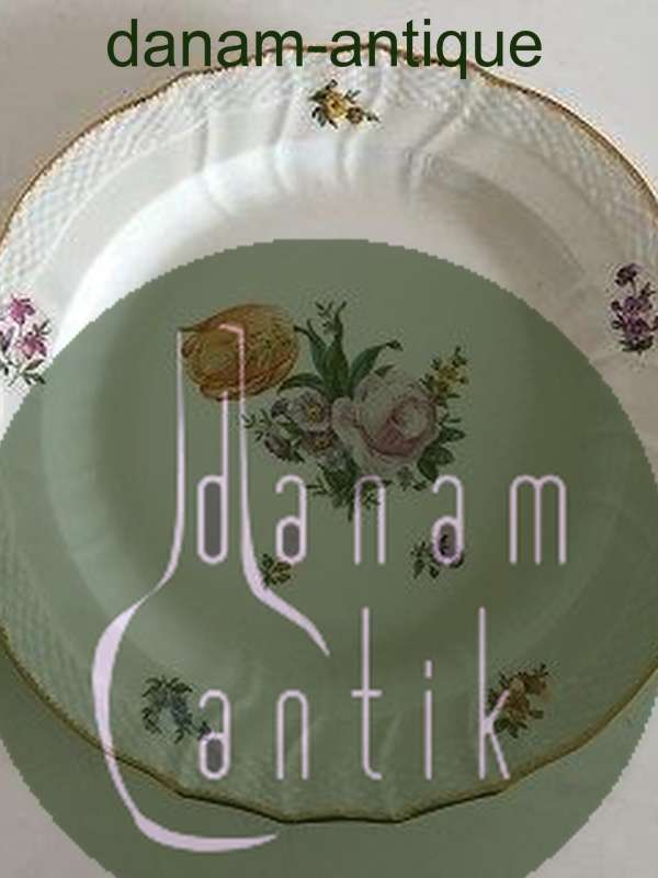 Royal Copenhagen Full Saxon Flower Round Serving Tray No 1563