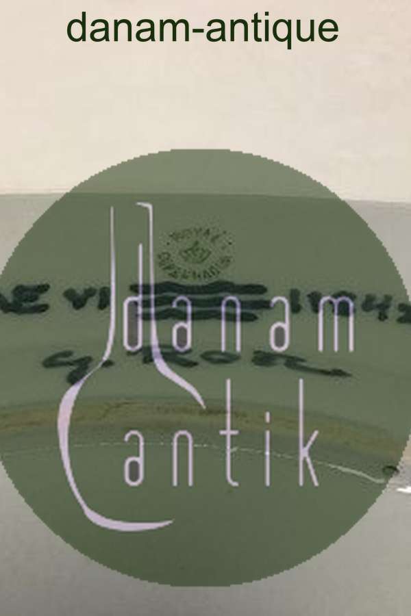 Unika Royal Copenhagen ottekantet fad af porcelæn, dekoreret i underglasur blå med hest i indhegning