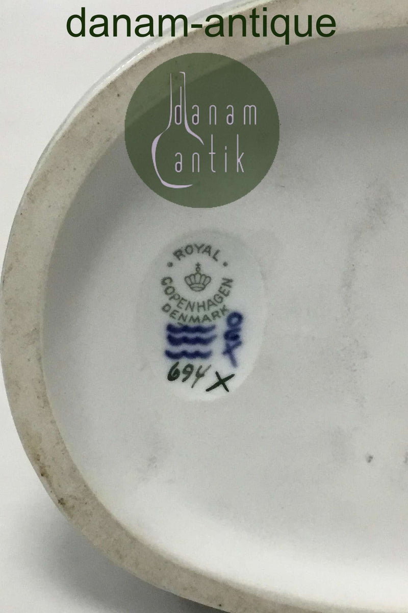 Royal Copenhagen Figur af Kvinde med geder No 694