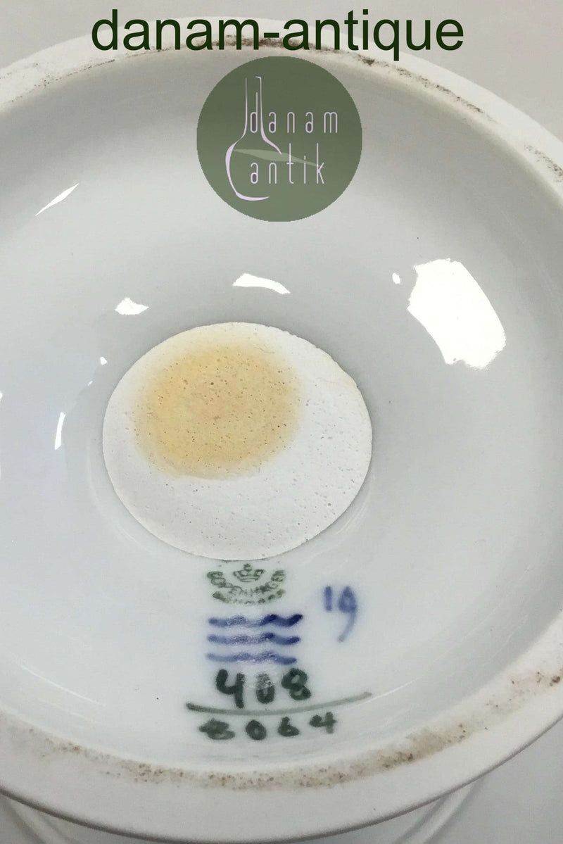 皇家哥本哈根玫瑰花蕾碗，脚踏8064号。尺寸为21厘米/8.27英寸，状态良好。