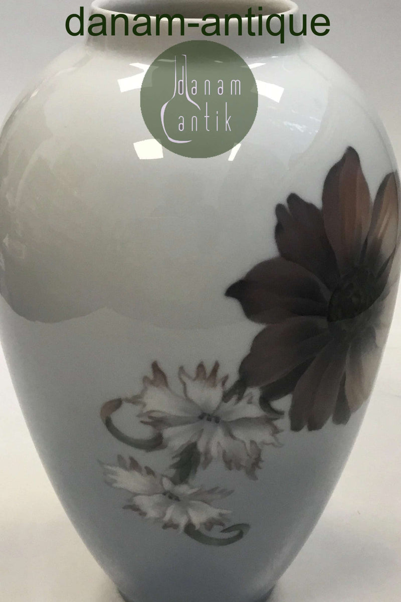 Royal Copenhagen Vase No 2660/1099 med Rødbrune og Hvide Blomster