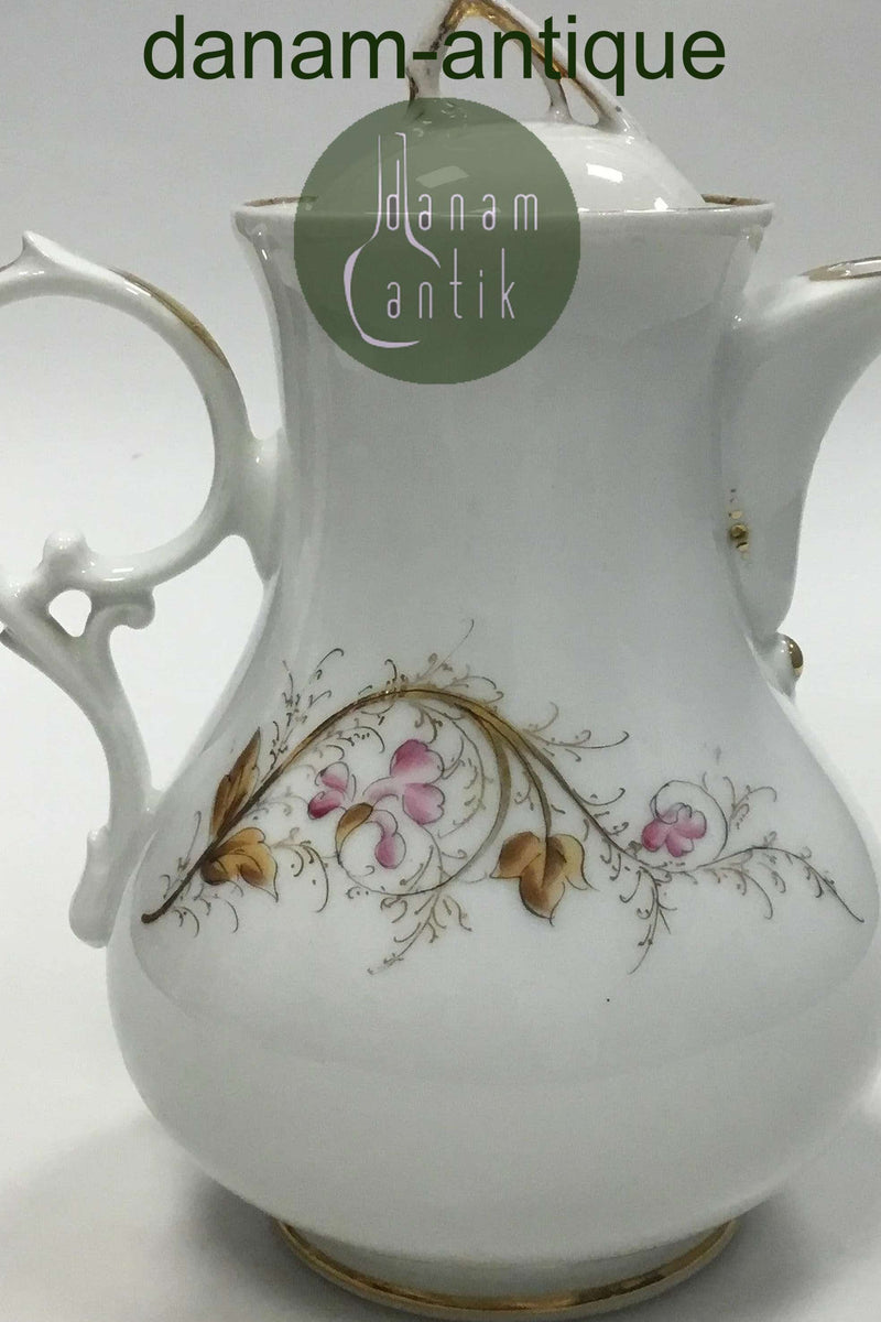 Bing & Grøndahl Hvid porcelænskaffekande med blomsterdekoration og guld. Måler 22 cm(8 21/32 in.)