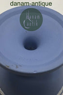 Wedgewood Blå vase på fod med dekoreret med offerkar og Amor. Måler 19 cm(7 31/64 in.)