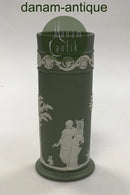 Wedgewood Cylindrisk vase dekoreret med lyrespillende gudinder. Måler 16,5 cm(6 1/2 in.)