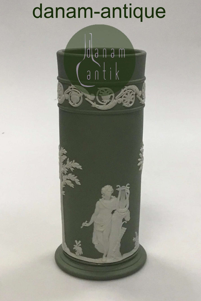 Wedgewood Cylindrisk vase dekoreret med lyrespillende gudinder. Måler 16,5 cm(6 1/2 in.)