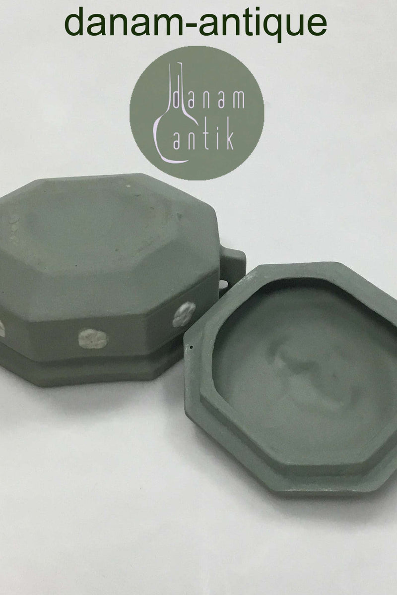 Wedgewood Lille grøn bonbonniere dekoreret med blomster