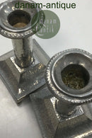 Et par hammerslåede tinlysestager med firkantet base