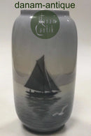 Royal Copenhagen Art Nouveau vase med sejlskib no 1100 / 107