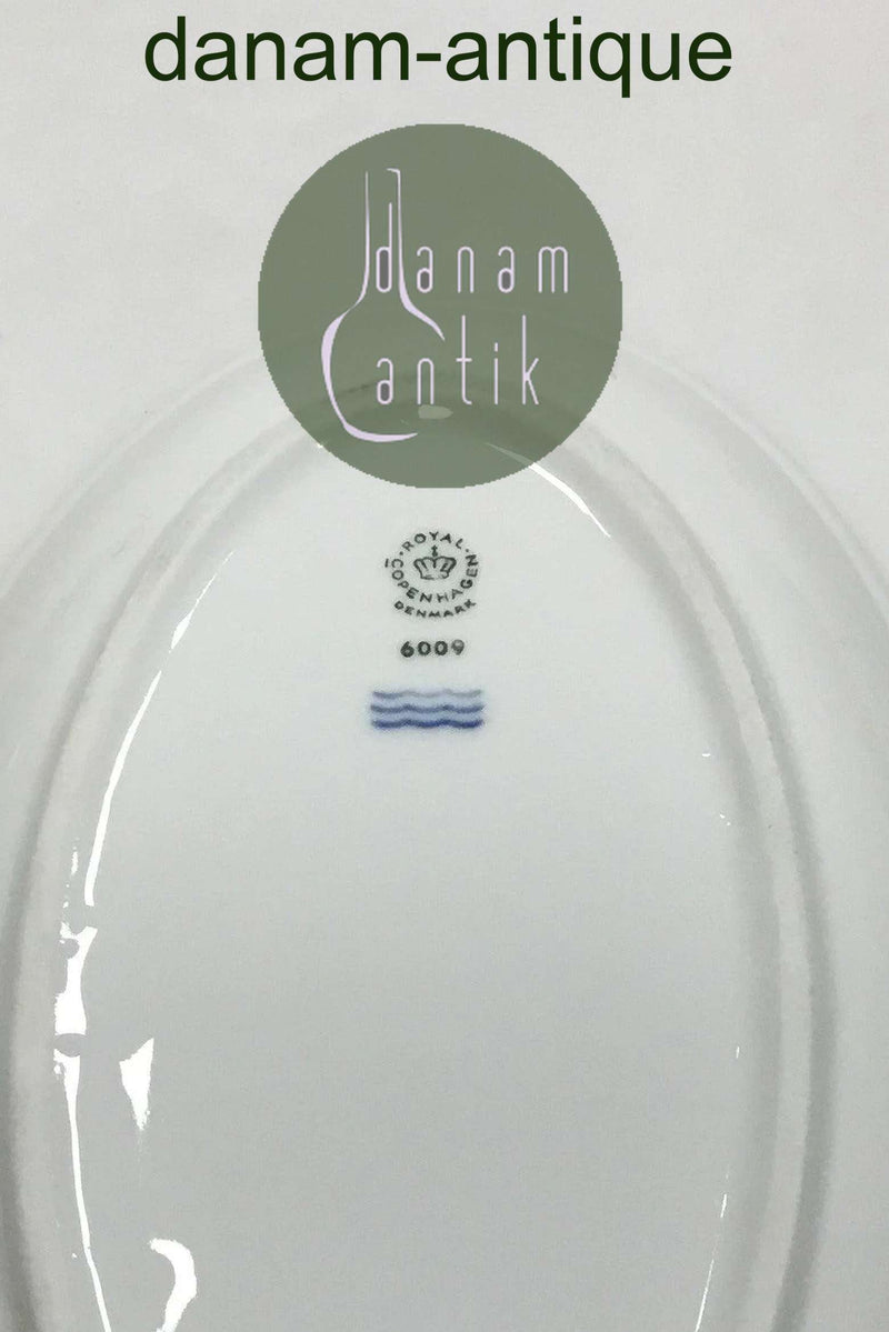 Royal Copenhagen Hotelporcelæn dekoreret med vilde planter Ovalt fad No 6009