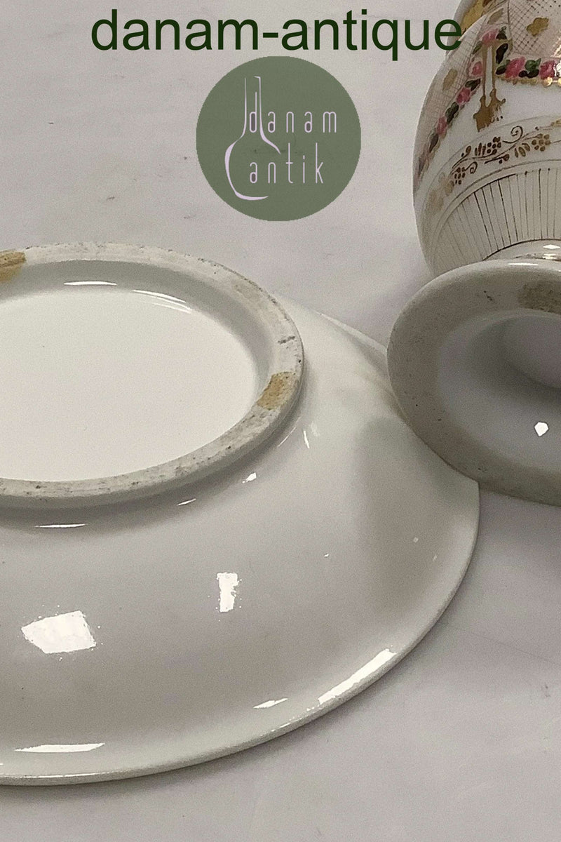 Gammel kop og underkop med dekoration med blomsterguillander og guld