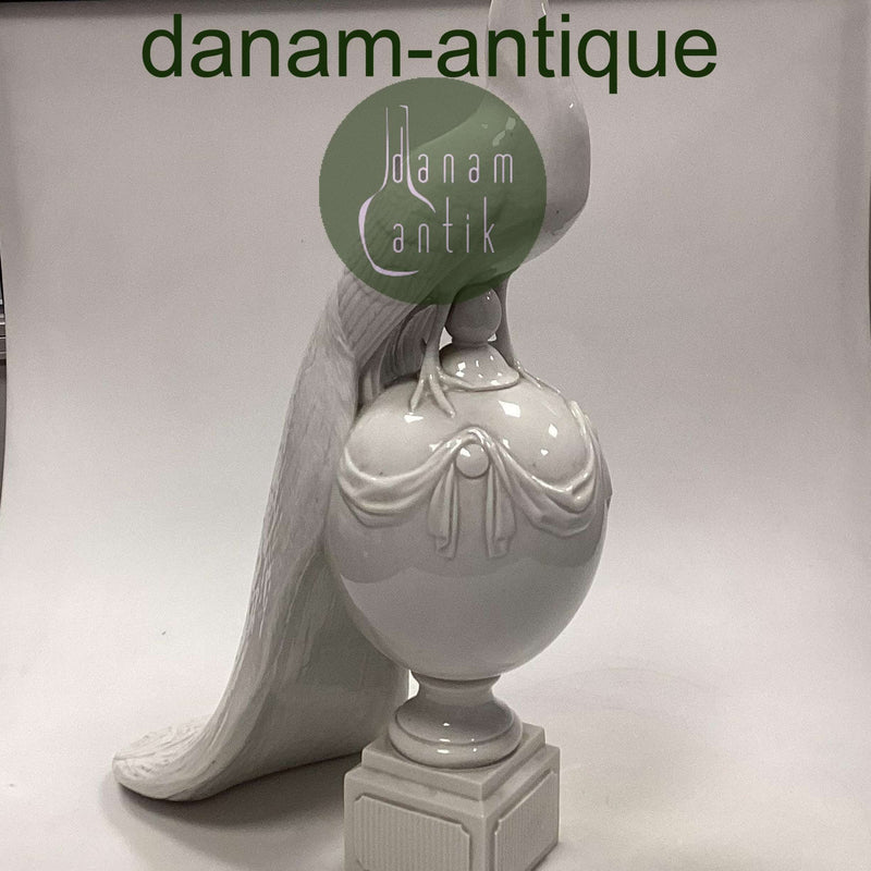 Royal Copenhagen figur af påfugl på kugle. Designet af Arnold Krog.