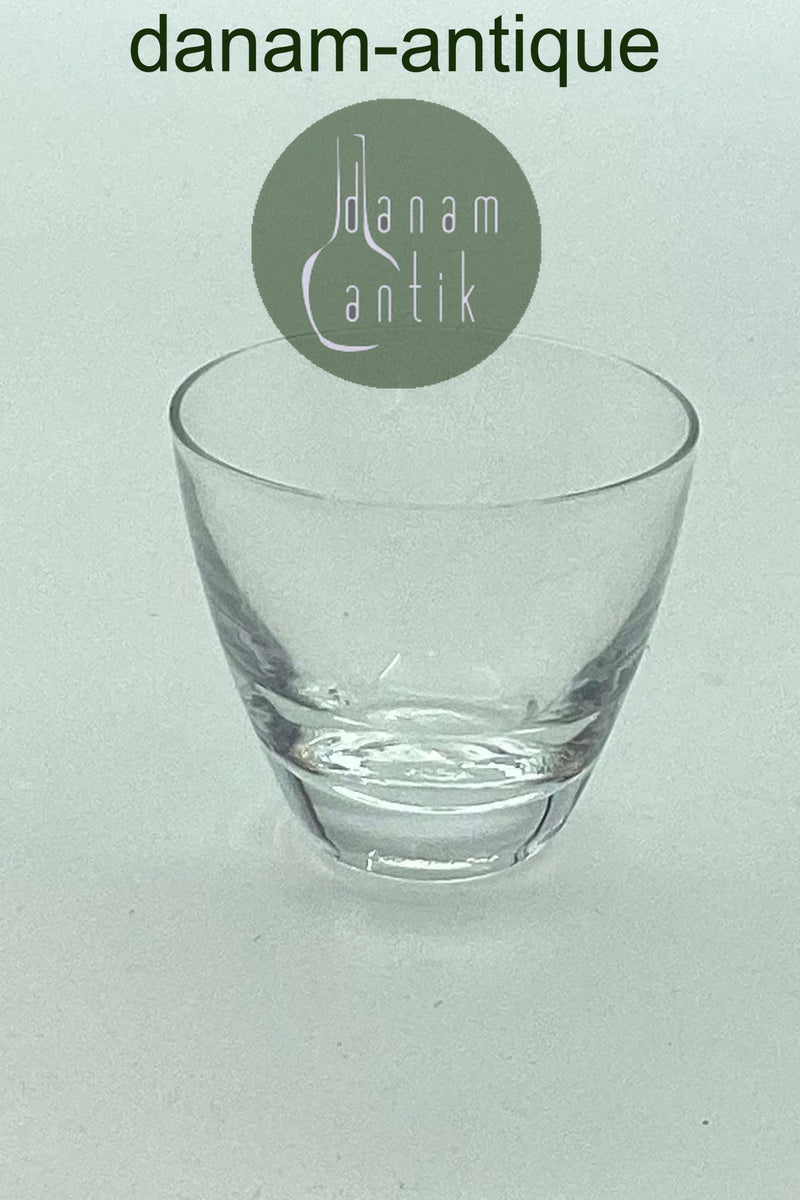 Hvidt "Copenhagen" snapseglas fra Holmegaard Glasværk. Designet af Per Lütken