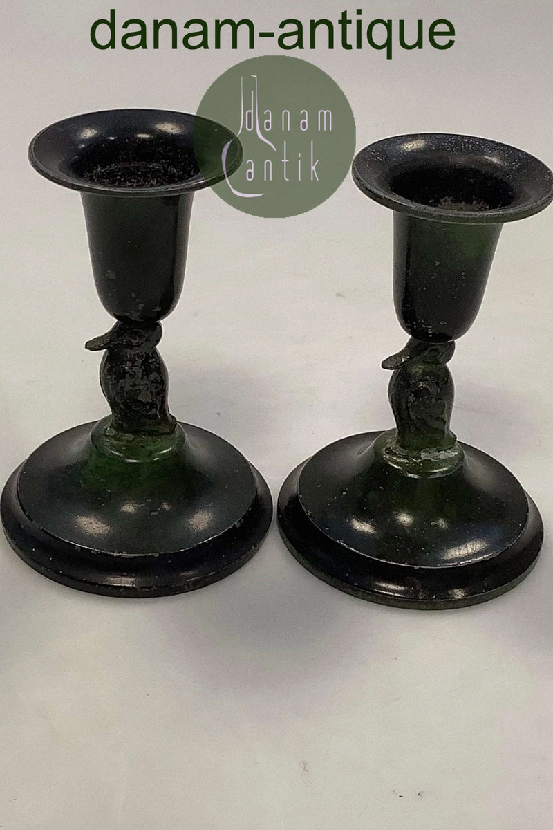 Et par Dansk små bronze stager med fulge motiv