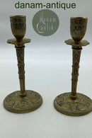 Par lysestager i messing med art deco dekorationer i relief ca. 1920