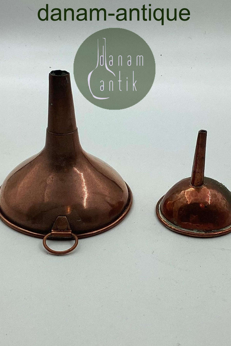 Par tragte i kobber. Fremstillet i Danmark omkring 1900.