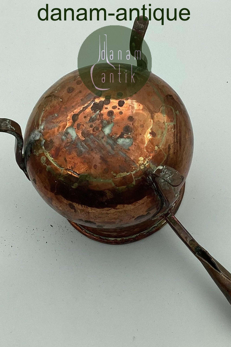 Høj dansk kobbergryde med håndtag stående på tre ben fra midt i 19. århundrede.