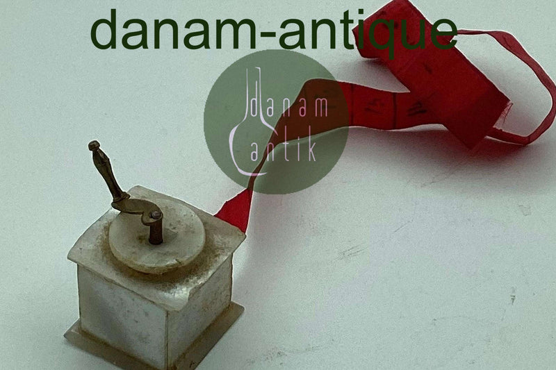 Målbånd med kasse af perlemor c. 1880.