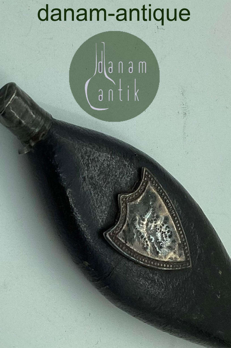 Bladformet læderbetrukket parfume flacon 1803