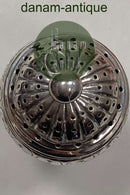 19世紀に作られた足つきの銀製ソルトシェーカー。