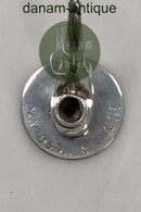 シルバーの台座にパイプのミニチュアモデル。