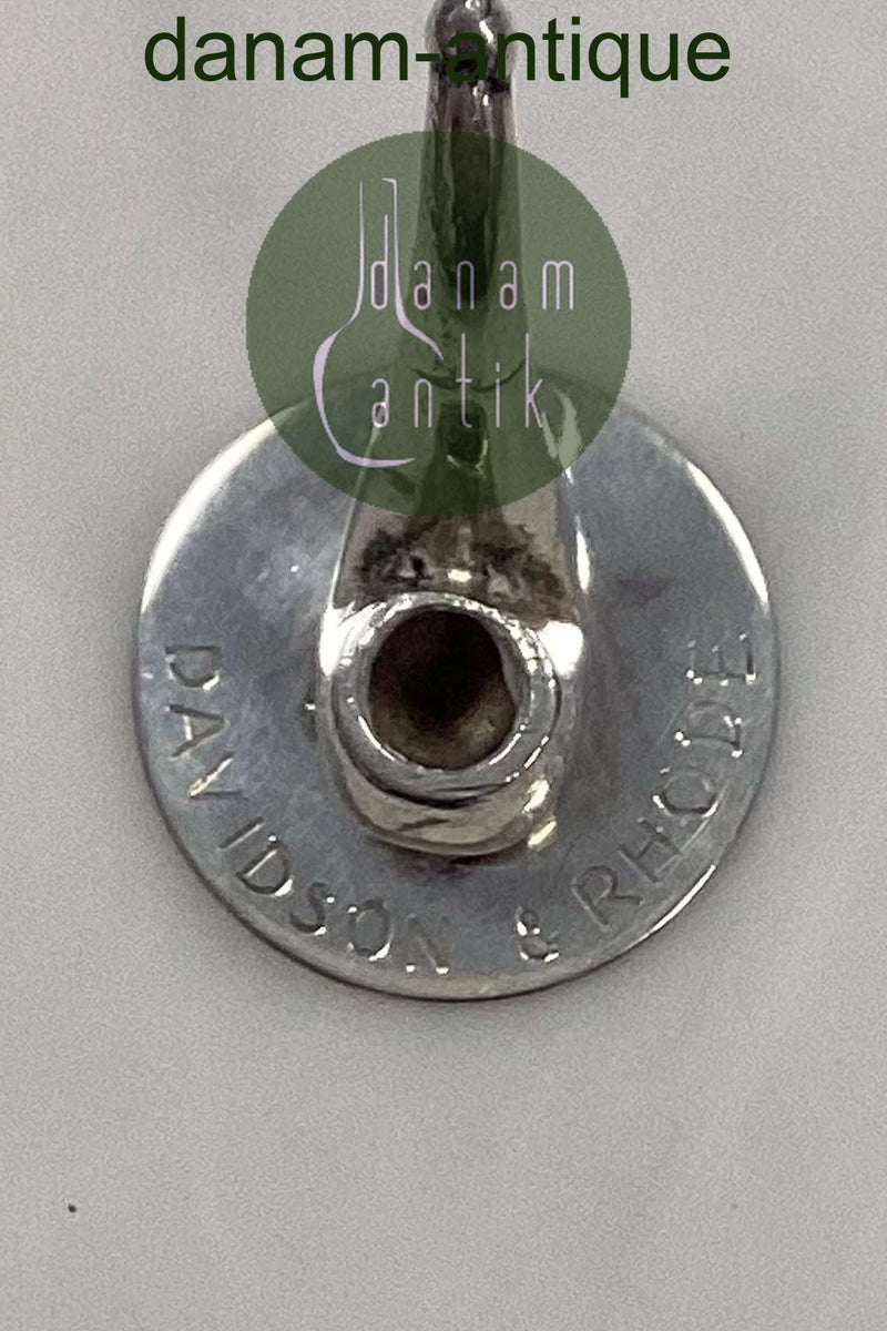 シルバーの台座にパイプのミニチュアモデル。