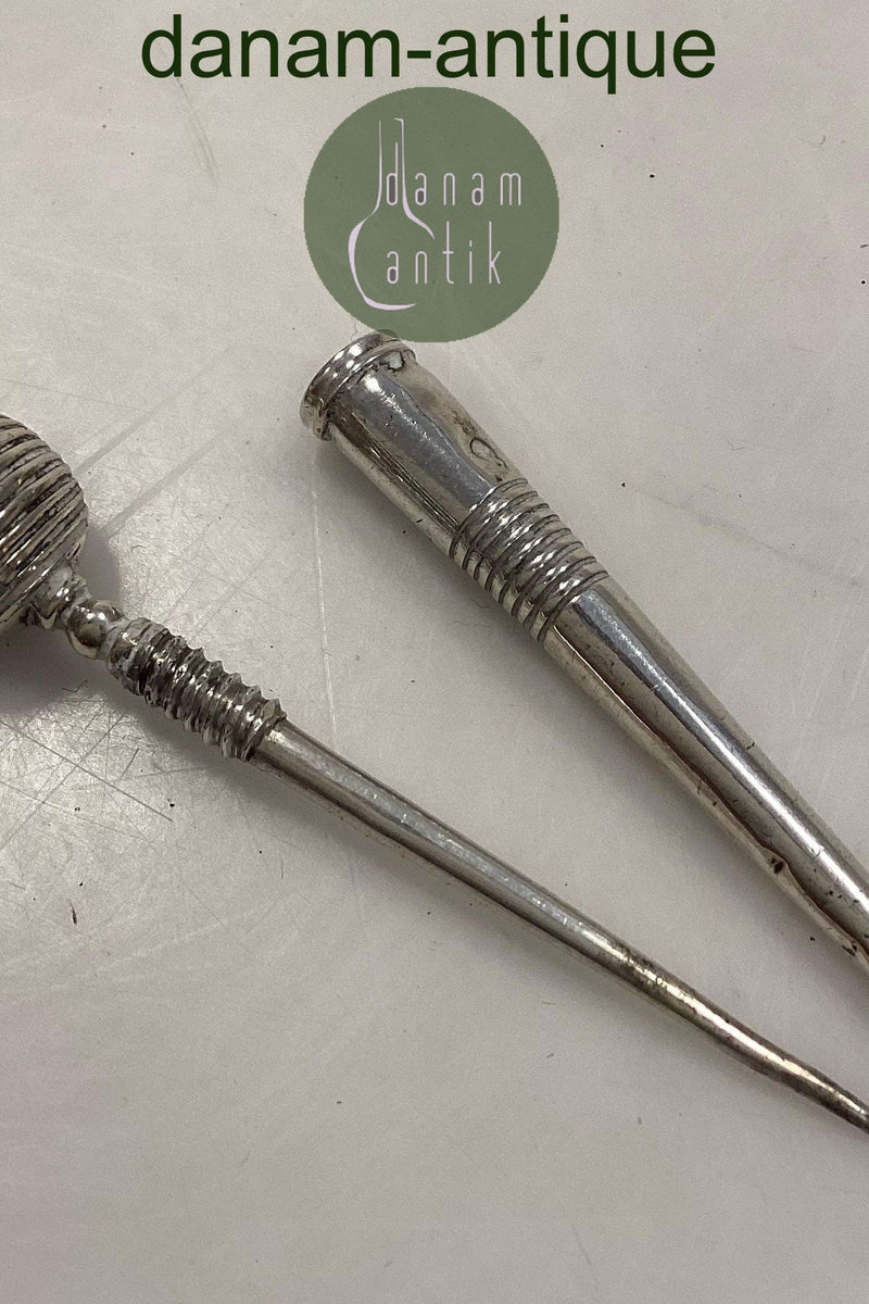 Synål: Sygrej i sølv