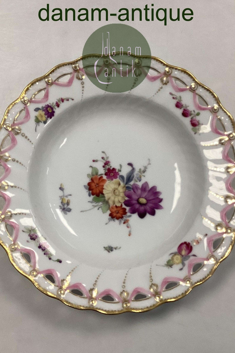 Royal Copenhagen Fuld Saksisk Blomst Dyb Tallerken med Gennembrudt Blondekant fra 1860-1890