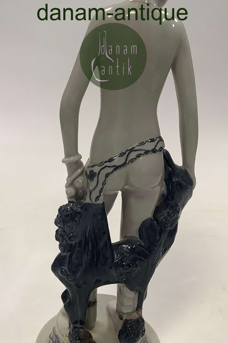 Royal Copenhagen Georg Thylstrup Figur af Pige med hund No 1967