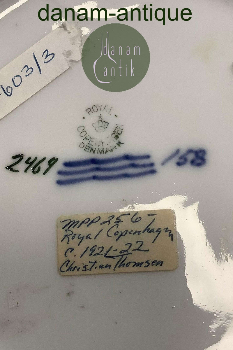 Royal Copenhagen Art Nouveau Dame med åkander No 2469