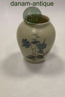 Lyngby Dänemark Porzellanvase in matter Glasur mit Blumen