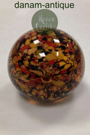 Orangefarbene Buchstabenwaage aus Glas