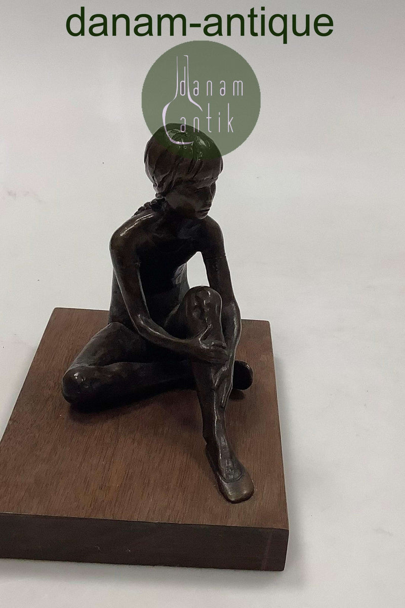 Royal Copenhagen S. G-Kelsey Bronze Figurine af Siddende Balletdanserinde fra 1975. No. 480/500