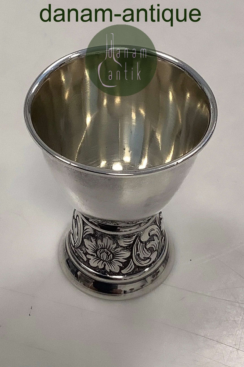 Æggebæger i sølv med ornamentik