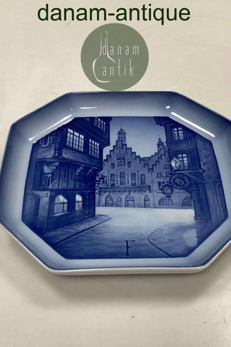 Bing og Grøndahl Alfabet Platte Frankfurt.  Designet i 1933-1934 af Ove Larsen