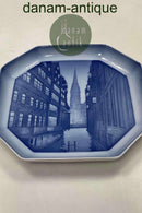 Bing og Grøndahl Alfabet Platte Hamborg. Designet i 1933-1934 af Ove Larsen