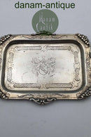 印有盾徽的银质小托盘