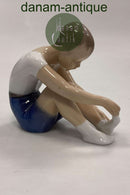 Bing og Grøndahl Figur Dreng tager sok af No. 2199