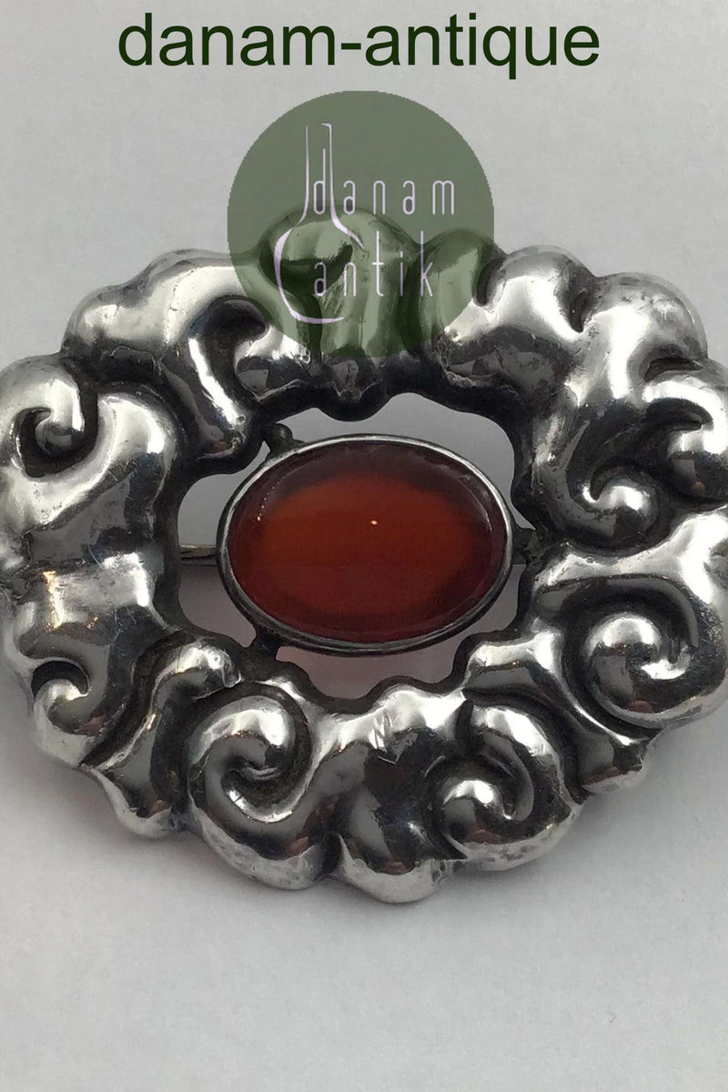 Thorvald Bindesbøll / Holger Kyster Sølv Broche med Rav