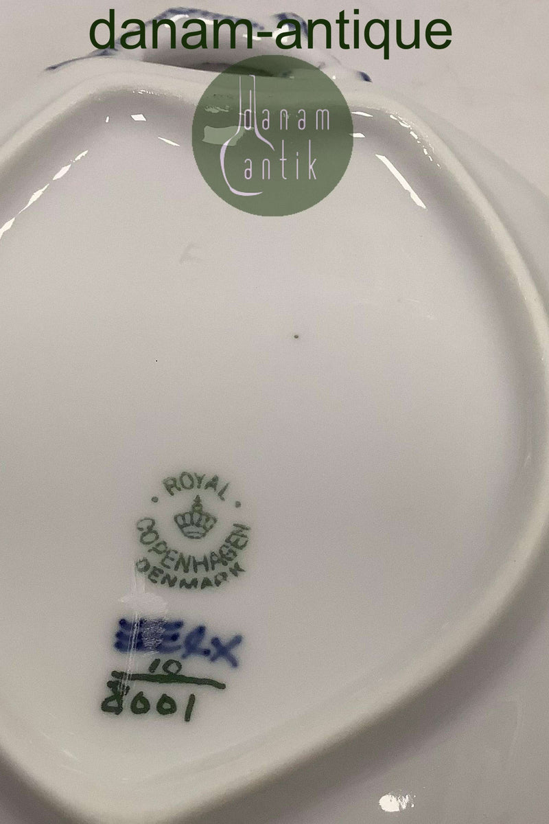 Royal Copenhagen Blå Blomst Flettet Bladformet Skål No 8001. Måler 18cm / 7.09 inch og er i god stand.