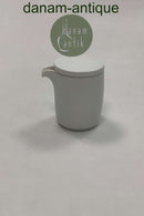 Royal Copenhagen Hvidpot Flødekande med låg. Designet af Grethe Meyer