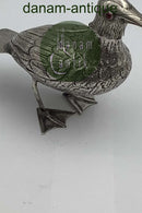 Hovedvandsæg af fugl i sølv med røde sten som øjne