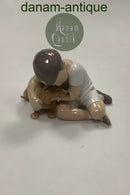 Bing og Grøndahl Figur Dreng med gravhund No. 1951 hvid variation