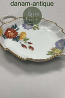 Royal Copenhagen Stel No 93 Hvid Halvblonde m. Blomster og Guldkant Bladformet Asiet