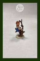 M.J. Hummel Porcelæn Figur af Pige i Træ No. 141