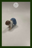 Royal Copenhagen Figur af Kravlende Baby No. 1518