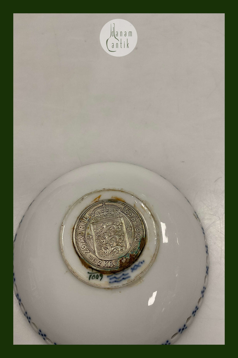 Royal Copenhagen  Musselmalet Helblonde Askebæger / Platte med Sølvmønt No 1/1009