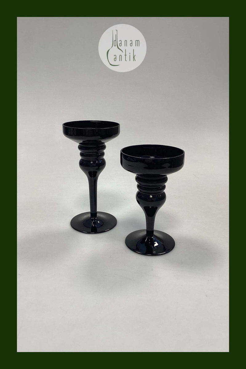 Et par Lysestager i sort glas